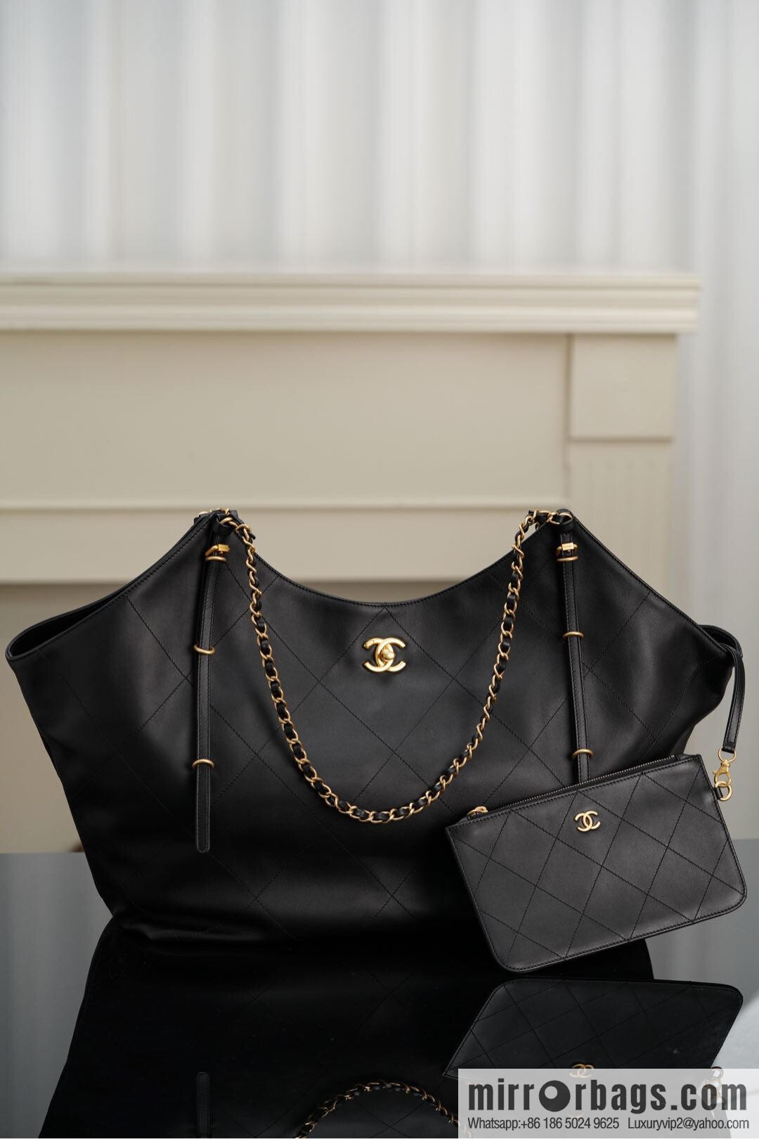𝐂𝐇𝐀𝐍𝐄𝐋 𝟐𝟓𝐒 𝐆𝐃 same 𝐌𝐀𝐗𝐈 𝐓𝐨𝐭𝐞 black gold 🖤 large AS5463-B20565-94305