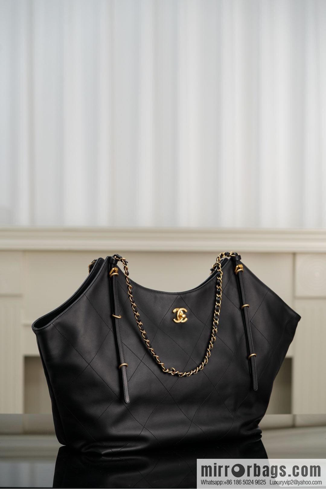 𝐂𝐇𝐀𝐍𝐄𝐋 𝟐𝟓𝐒 𝐆𝐃 same 𝐌𝐀𝐗𝐈 𝐓𝐨𝐭𝐞 black gold 🖤 large AS5463-B20565-94305