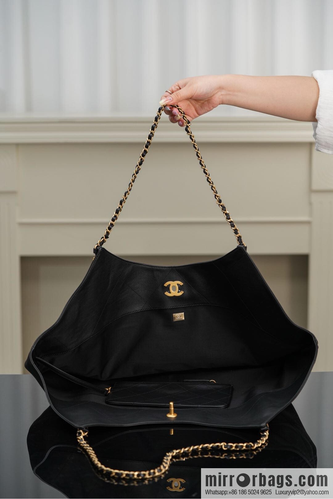 𝐂𝐇𝐀𝐍𝐄𝐋 𝟐𝟓𝐒 𝐆𝐃 same 𝐌𝐀𝐗𝐈 𝐓𝐨𝐭𝐞 black gold 🖤 large AS5463-B20565-94305