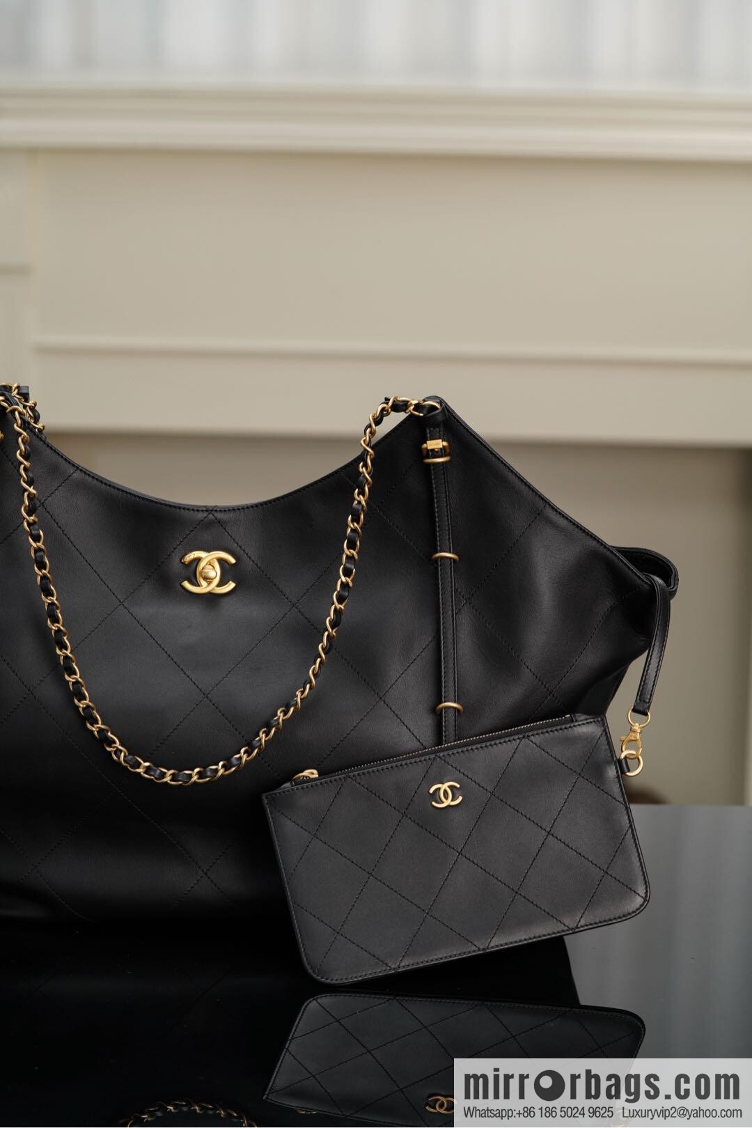 𝐂𝐇𝐀𝐍𝐄𝐋 𝟐𝟓𝐒 𝐆𝐃 same 𝐌𝐀𝐗𝐈 𝐓𝐨𝐭𝐞 black gold 🖤 large AS5463-B20565-94305