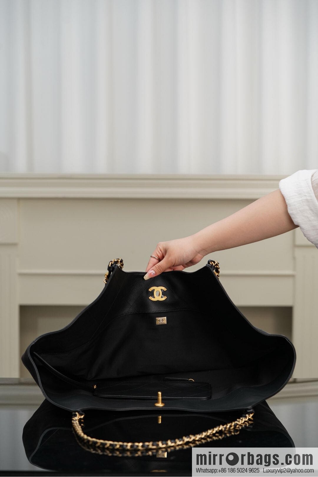 𝐂𝐇𝐀𝐍𝐄𝐋 𝟐𝟓𝐒 𝐆𝐃 same 𝐌𝐀𝐗𝐈 𝐓𝐨𝐭𝐞 black gold 🖤 large AS5463-B20565-94305