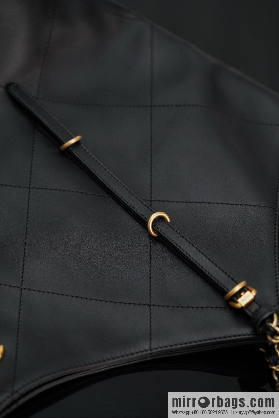 𝐂𝐇𝐀𝐍𝐄𝐋 𝟐𝟓𝐒 𝐆𝐃 same 𝐌𝐀𝐗𝐈 𝐓𝐨𝐭𝐞 black gold 🖤 large AS5463-B20565-94305