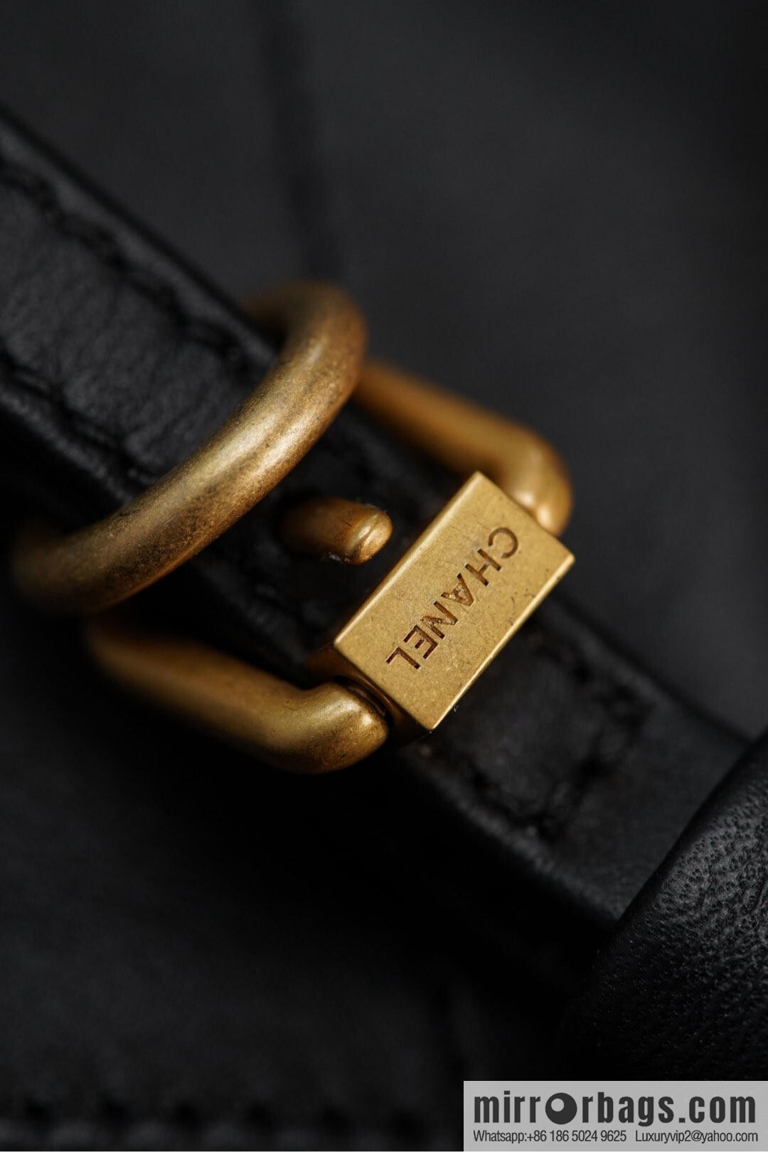 𝐂𝐇𝐀𝐍𝐄𝐋 𝟐𝟓𝐒 𝐆𝐃 same 𝐌𝐀𝐗𝐈 𝐓𝐨𝐭𝐞 black gold 🖤 large AS5463-B20565-94305