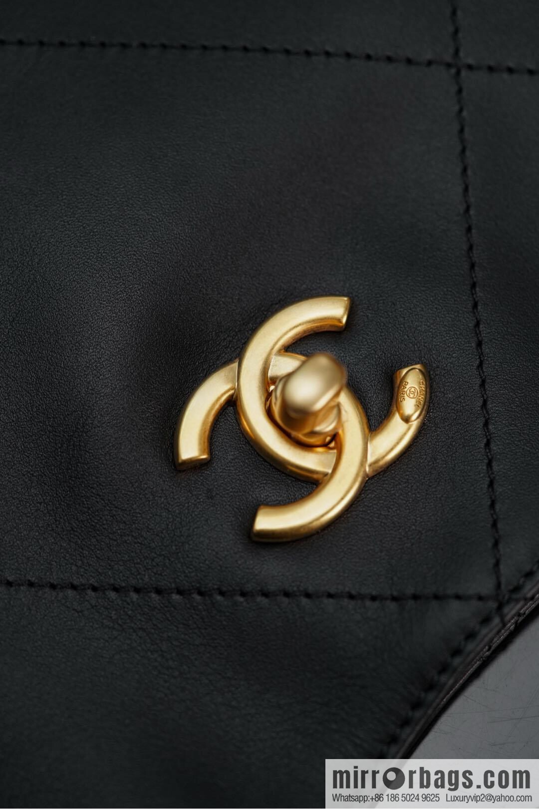 𝐂𝐇𝐀𝐍𝐄𝐋 𝟐𝟓𝐒 𝐆𝐃 same 𝐌𝐀𝐗𝐈 𝐓𝐨𝐭𝐞 black gold 🖤 large AS5463-B20565-94305