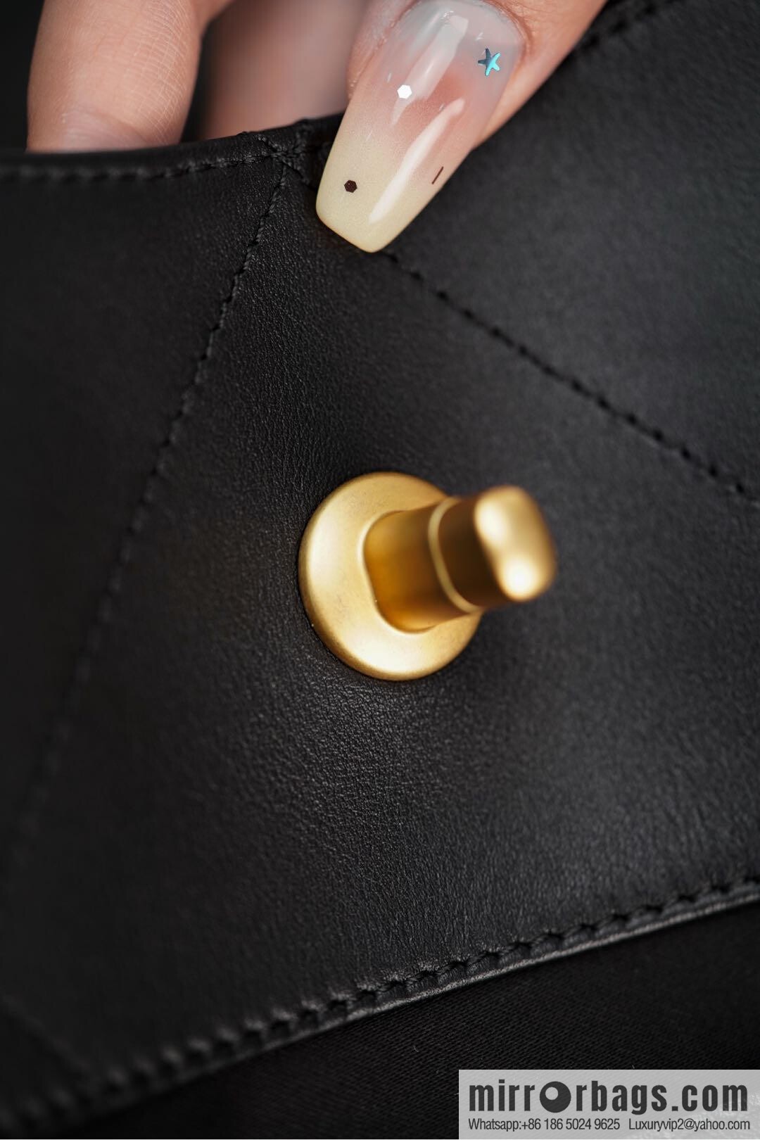 𝐂𝐇𝐀𝐍𝐄𝐋 𝟐𝟓𝐒 𝐆𝐃 same 𝐌𝐀𝐗𝐈 𝐓𝐨𝐭𝐞 black gold 🖤 large AS5463-B20565-94305