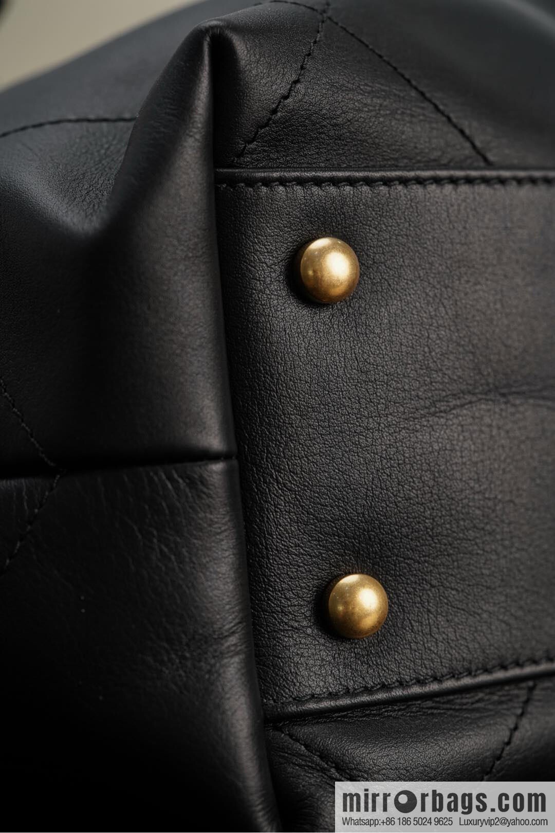 𝐂𝐇𝐀𝐍𝐄𝐋 𝟐𝟓𝐒 𝐆𝐃 same 𝐌𝐀𝐗𝐈 𝐓𝐨𝐭𝐞 black gold 🖤 large AS5463-B20565-94305