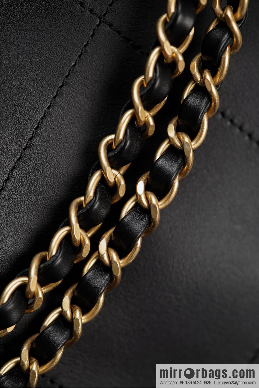 𝐂𝐇𝐀𝐍𝐄𝐋 𝟐𝟓𝐒 𝐆𝐃 same 𝐌𝐀𝐗𝐈 𝐓𝐨𝐭𝐞 black gold 🖤 large AS5463-B20565-94305