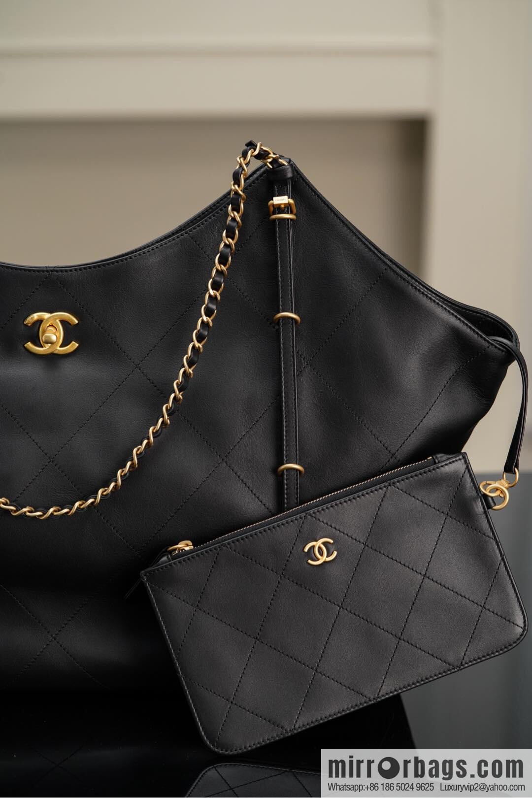 𝐂𝐇𝐀𝐍𝐄𝐋 𝟐𝟓𝐒 𝐆𝐃 same 𝐌𝐀𝐗𝐈 𝐓𝐨𝐭𝐞 black gold 🖤 large AS5463-B20565-94305