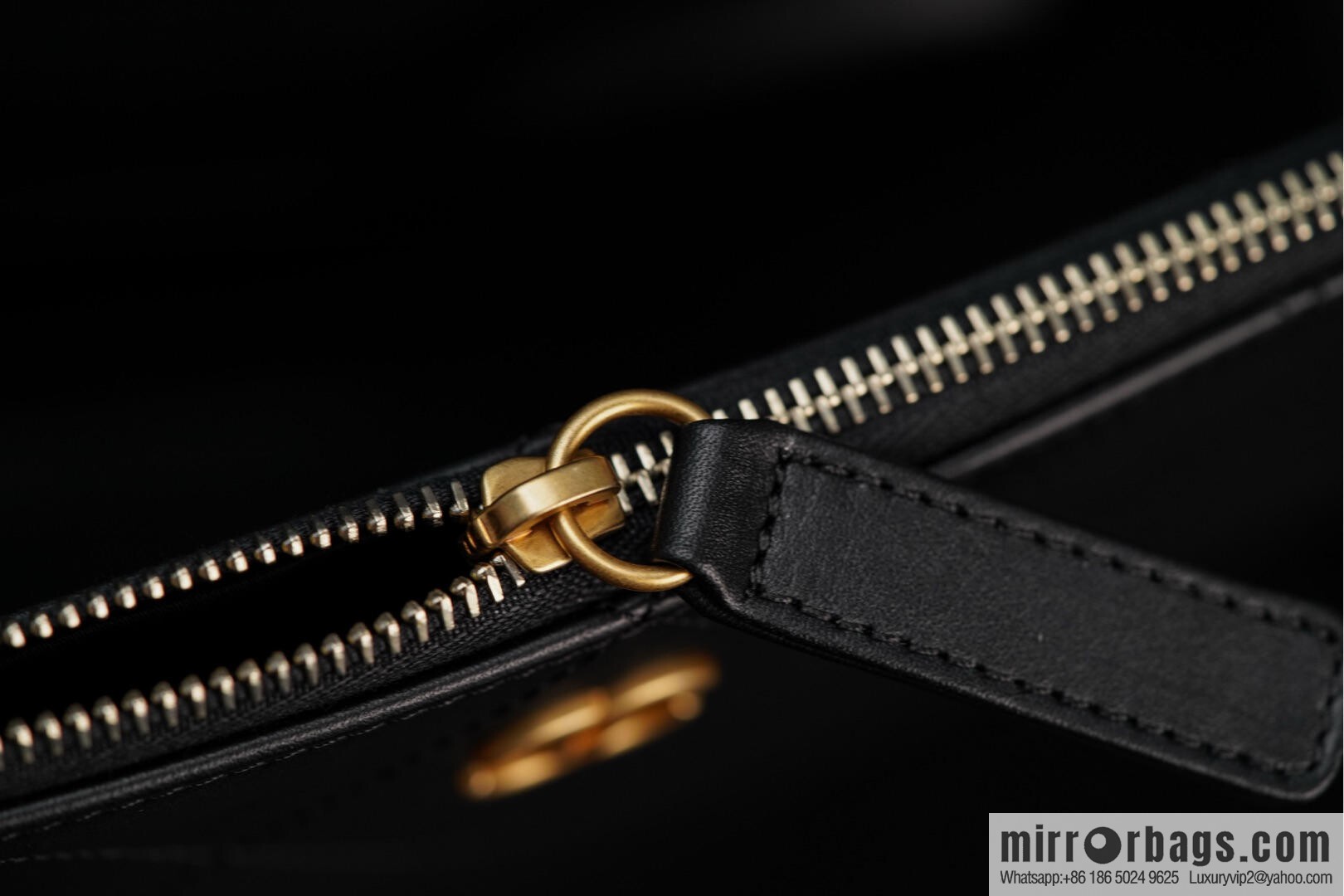 𝐂𝐇𝐀𝐍𝐄𝐋 𝟐𝟓𝐒 𝐆𝐃 same 𝐌𝐀𝐗𝐈 𝐓𝐨𝐭𝐞 black gold 🖤 large AS5463-B20565-94305