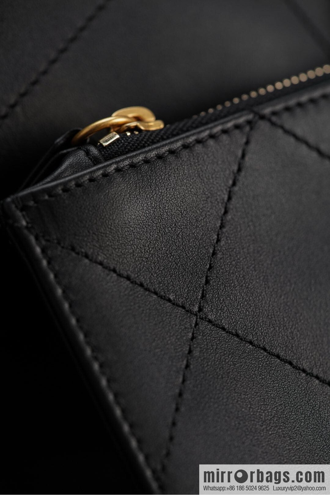 𝐂𝐇𝐀𝐍𝐄𝐋 𝟐𝟓𝐒 𝐆𝐃 same 𝐌𝐀𝐗𝐈 𝐓𝐨𝐭𝐞 black gold 🖤 large AS5463-B20565-94305