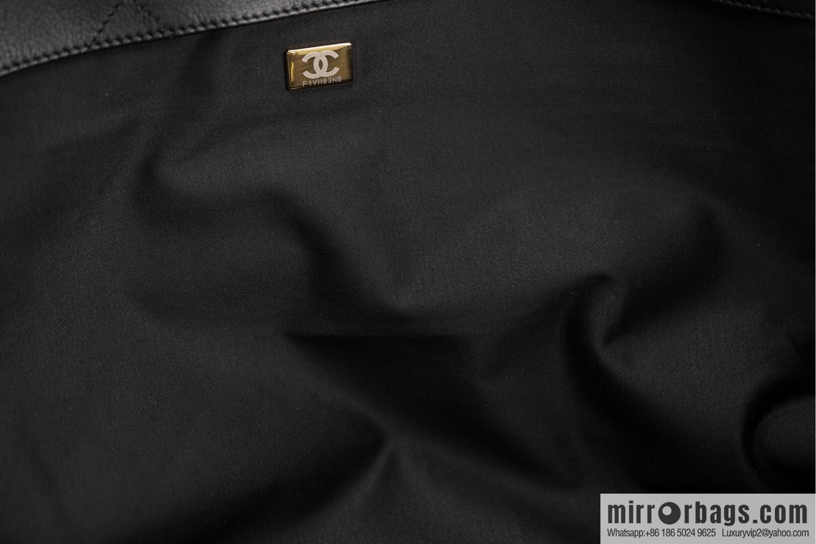 𝐂𝐇𝐀𝐍𝐄𝐋 𝟐𝟓𝐒 𝐆𝐃 same 𝐌𝐀𝐗𝐈 𝐓𝐨𝐭𝐞 black gold 🖤 large AS5463-B20565-94305
