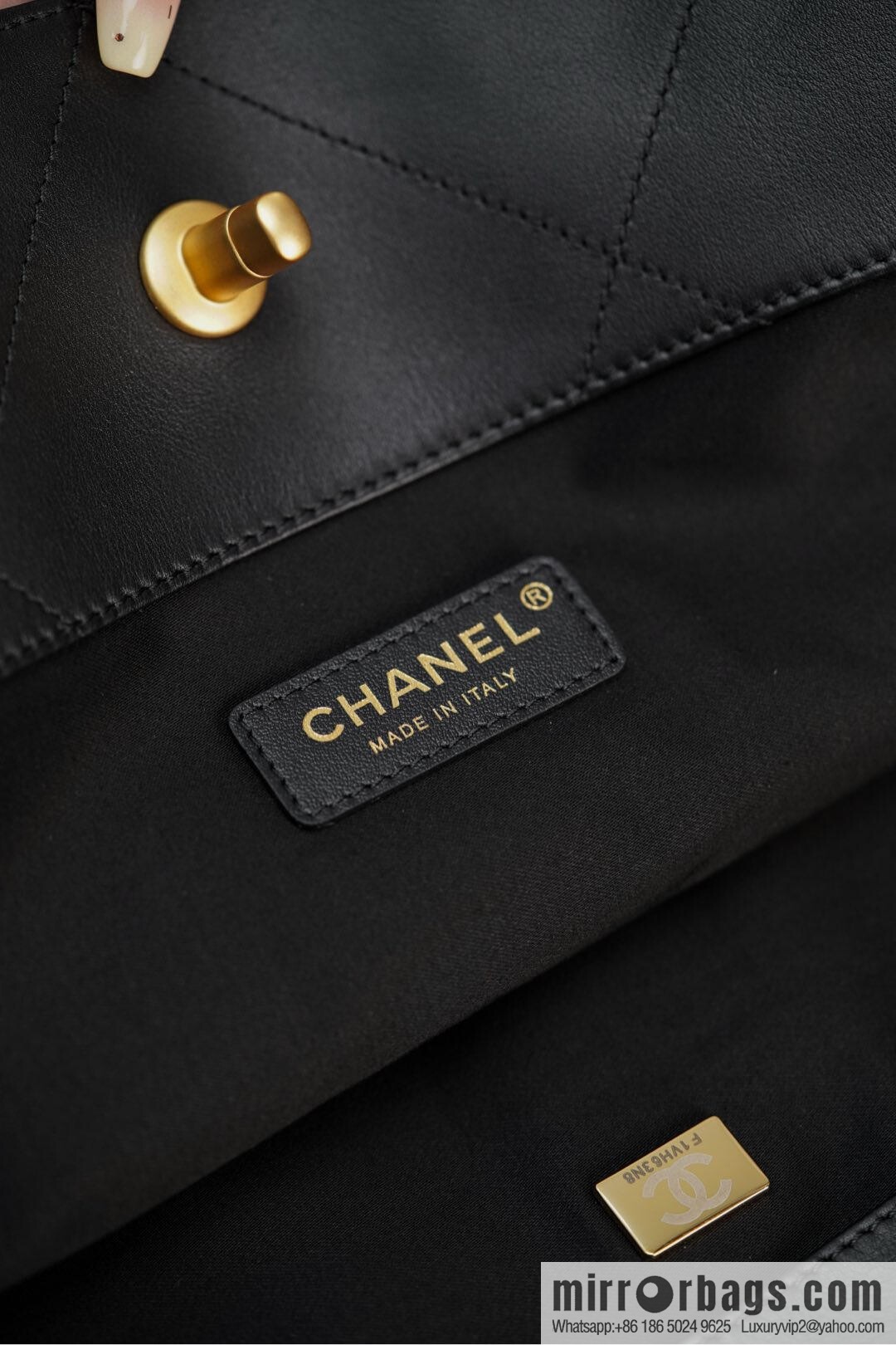 𝐂𝐇𝐀𝐍𝐄𝐋 𝟐𝟓𝐒 𝐆𝐃 same 𝐌𝐀𝐗𝐈 𝐓𝐨𝐭𝐞 black gold 🖤 large AS5463-B20565-94305