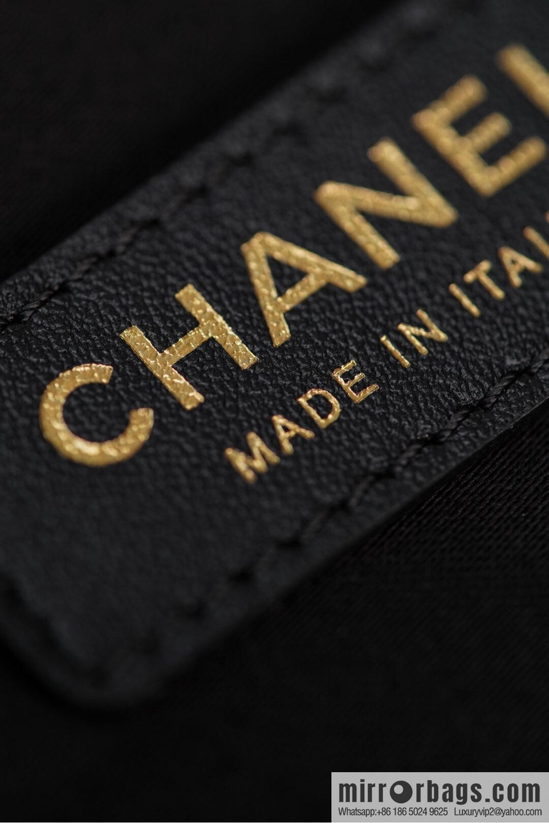 𝐂𝐇𝐀𝐍𝐄𝐋 𝟐𝟓𝐒 𝐆𝐃 same 𝐌𝐀𝐗𝐈 𝐓𝐨𝐭𝐞 black gold 🖤 large AS5463-B20565-94305