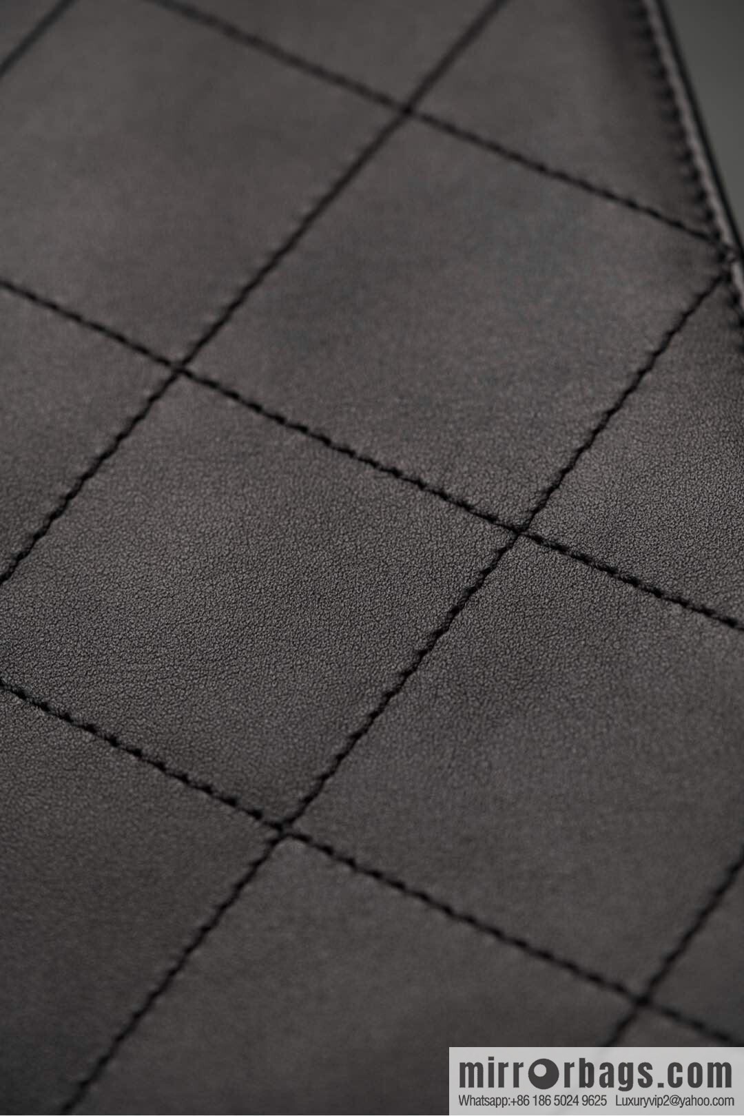 𝐂𝐇𝐀𝐍𝐄𝐋 𝟐𝟓𝐒 𝐆𝐃 same 𝐌𝐀𝐗𝐈 𝐓𝐨𝐭𝐞 black gold 🖤 large AS5463-B20565-94305