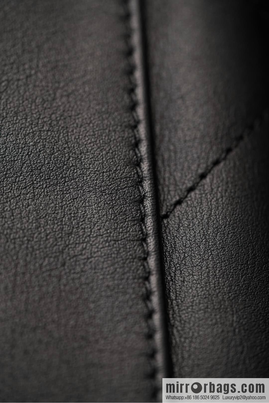 𝐂𝐇𝐀𝐍𝐄𝐋 𝟐𝟓𝐒 𝐆𝐃 same 𝐌𝐀𝐗𝐈 𝐓𝐨𝐭𝐞 black gold 🖤 large AS5463-B20565-94305