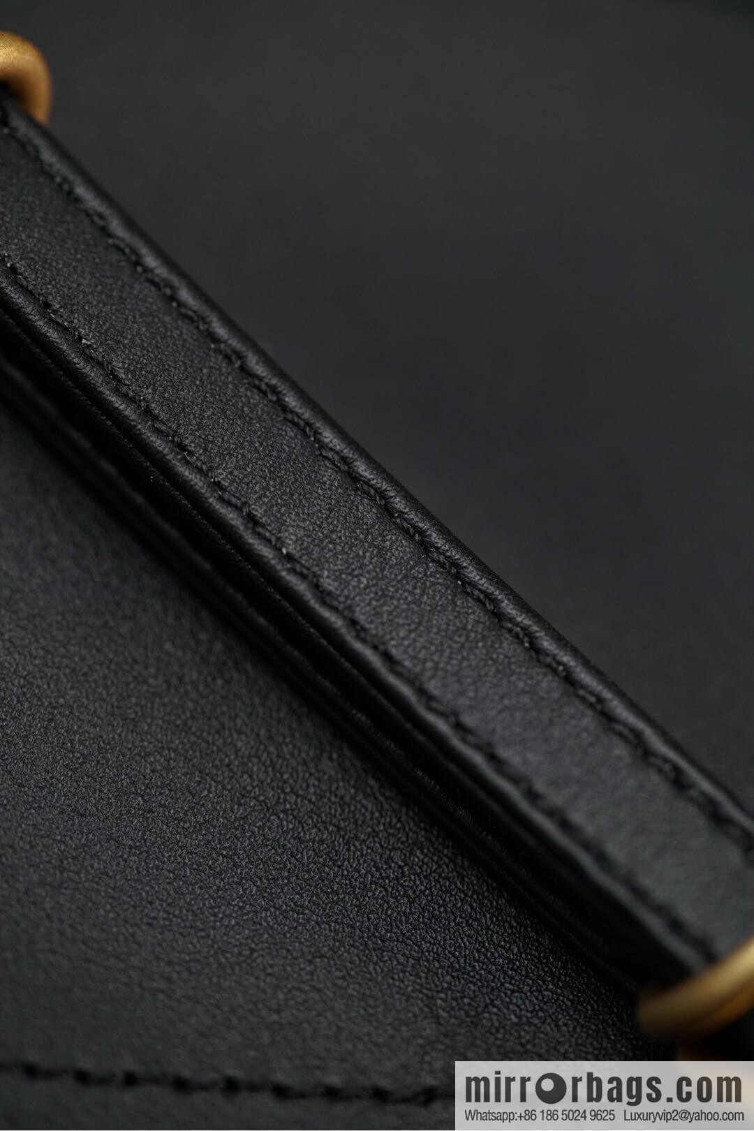 𝐂𝐇𝐀𝐍𝐄𝐋 𝟐𝟓𝐒 𝐆𝐃 same 𝐌𝐀𝐗𝐈 𝐓𝐨𝐭𝐞 black gold 🖤 large AS5463-B20565-94305