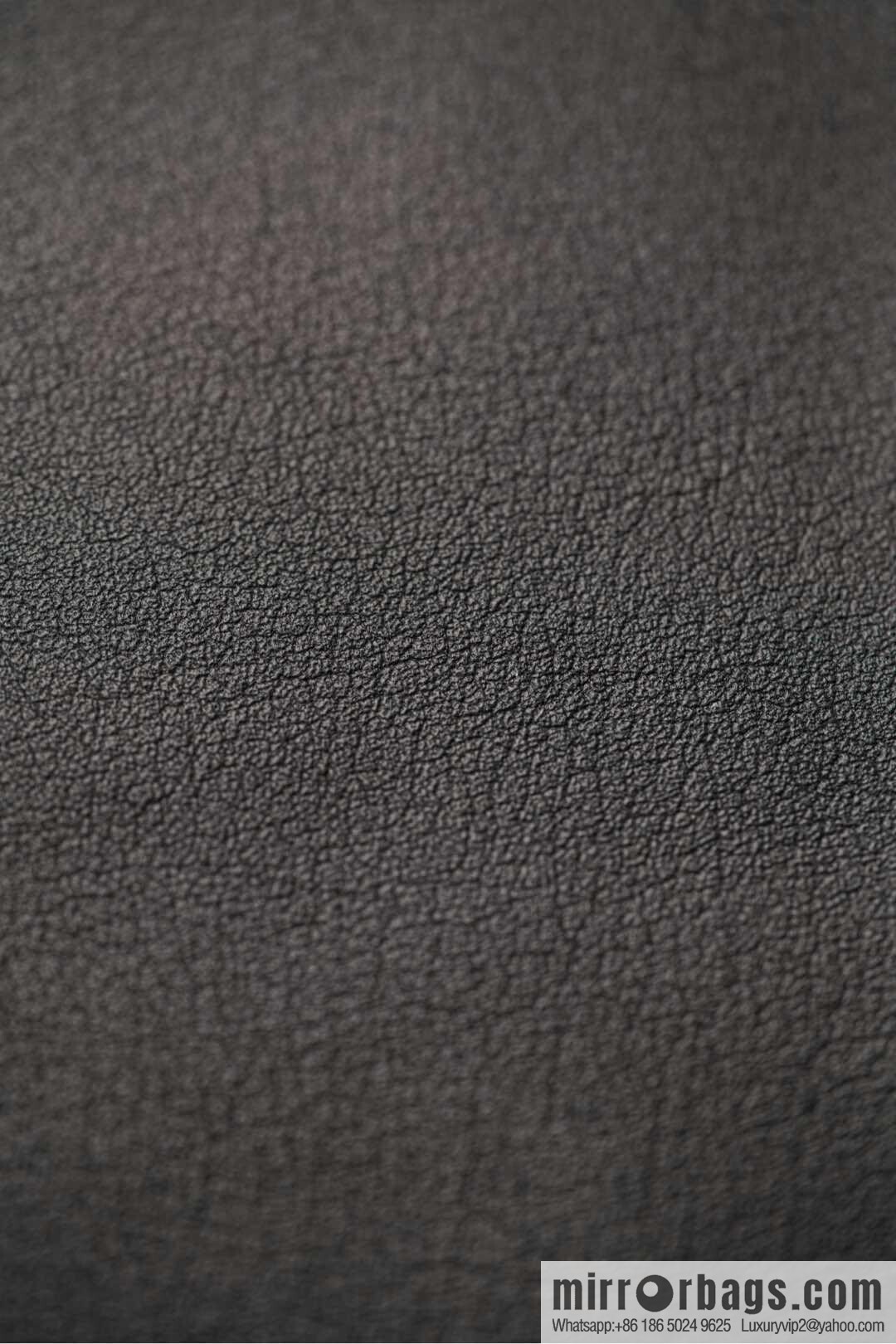 𝐂𝐇𝐀𝐍𝐄𝐋 𝟐𝟓𝐒 𝐆𝐃 same 𝐌𝐀𝐗𝐈 𝐓𝐨𝐭𝐞 black gold 🖤 large AS5463-B20565-94305
