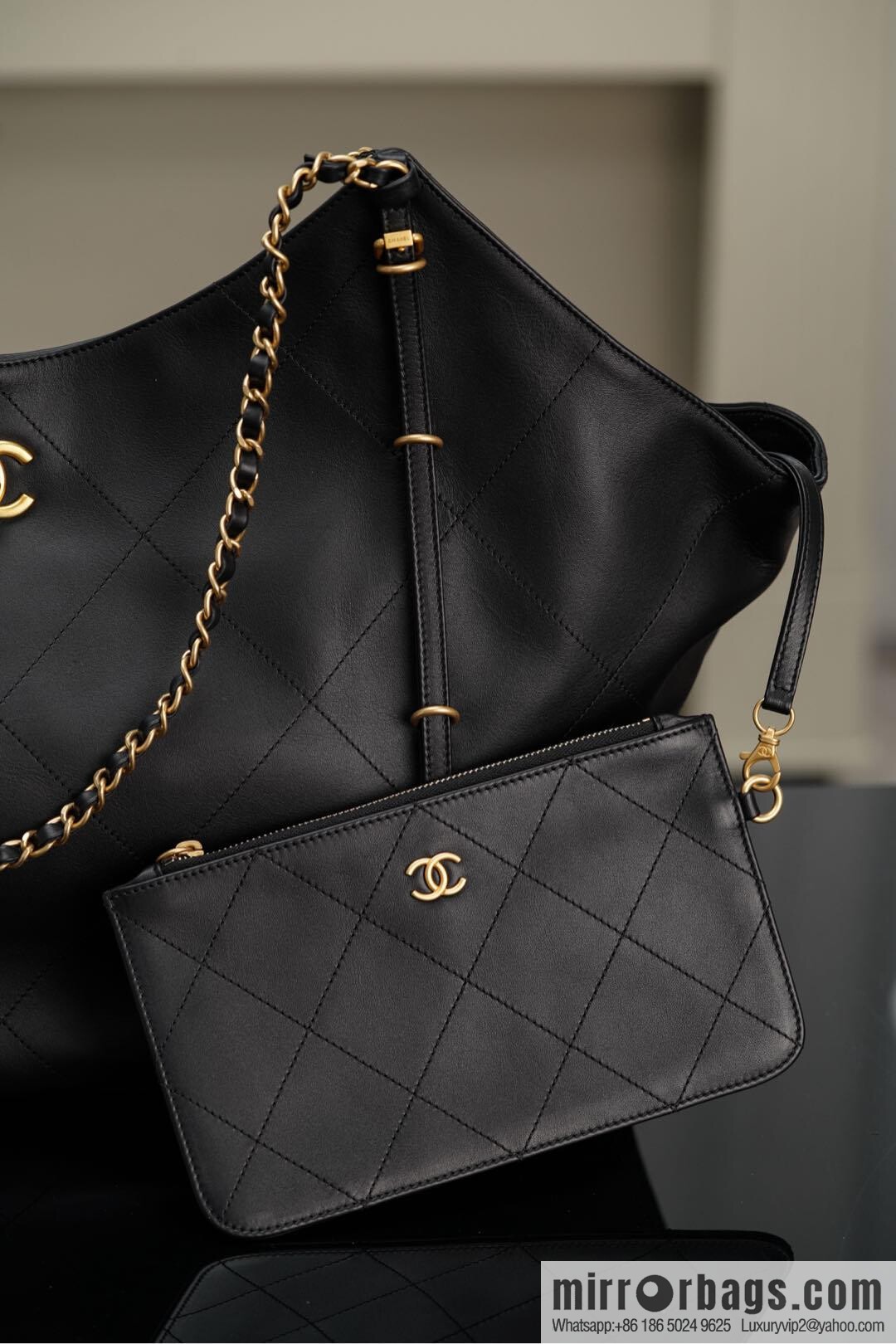 𝐂𝐇𝐀𝐍𝐄𝐋 𝟐𝟓𝐒 𝐆𝐃 same 𝐌𝐀𝐗𝐈 𝐓𝐨𝐭𝐞 black gold 🖤 large AS5463-B20565-94305