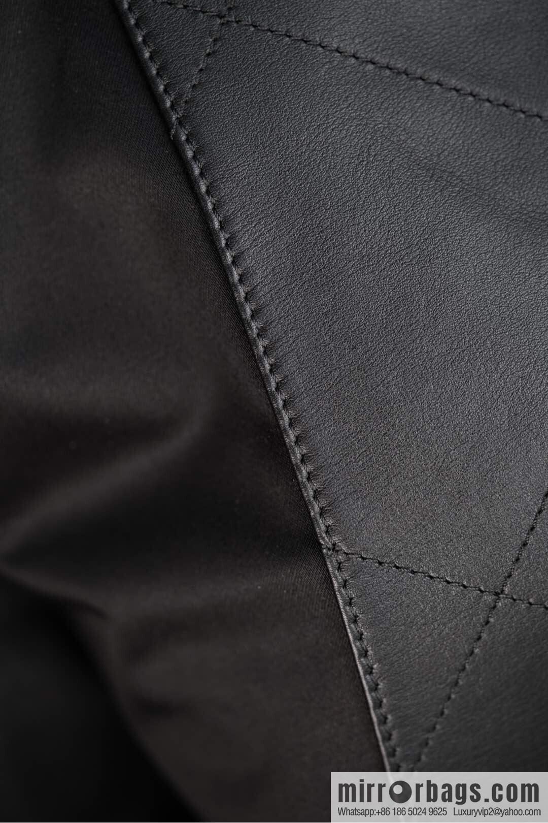 𝐂𝐇𝐀𝐍𝐄𝐋 𝟐𝟓𝐒 𝐆𝐃 same 𝐌𝐀𝐗𝐈 𝐓𝐨𝐭𝐞 black gold 🖤 large AS5463-B20565-94305