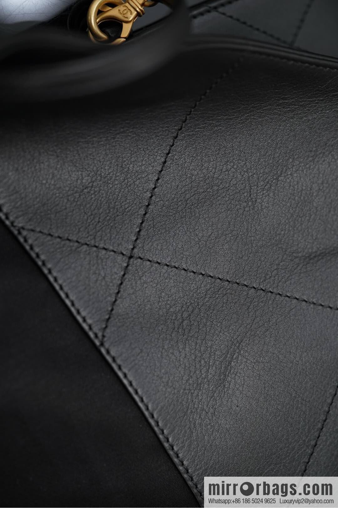 𝐂𝐇𝐀𝐍𝐄𝐋 𝟐𝟓𝐒 𝐆𝐃 same 𝐌𝐀𝐗𝐈 𝐓𝐨𝐭𝐞 black gold 🖤 large AS5463-B20565-94305