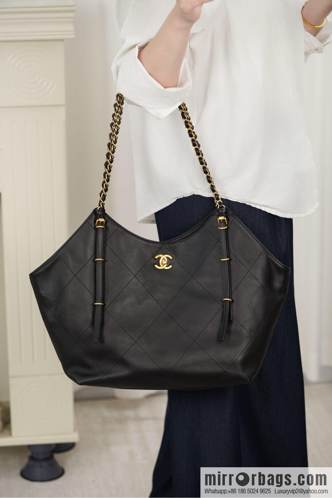 𝐂𝐇𝐀𝐍𝐄𝐋 𝟐𝟓𝐒 𝐆𝐃 same 𝐌𝐀𝐗𝐈 𝐓𝐨𝐭𝐞 black gold 🖤 large AS5466 B20565 94305