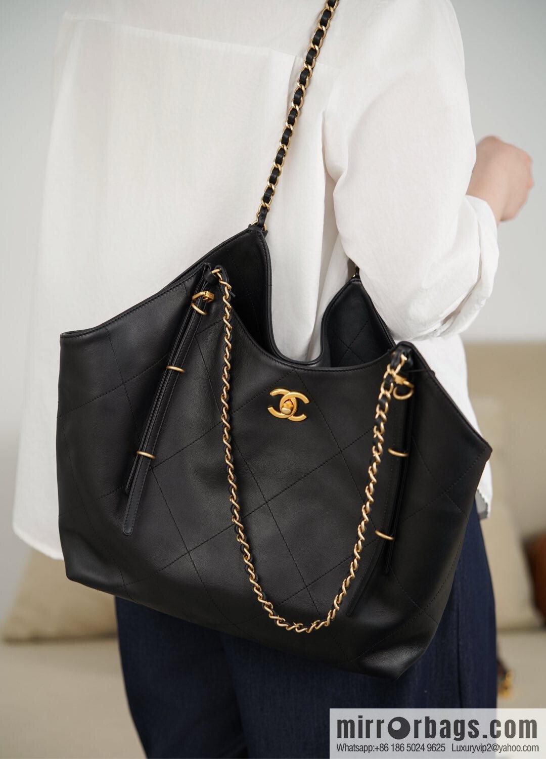 𝐂𝐇𝐀𝐍𝐄𝐋 𝟐𝟓𝐒 𝐆𝐃 same 𝐌𝐀𝐗𝐈 𝐓𝐨𝐭𝐞 black gold 🖤 large AS5466 B20565 94305