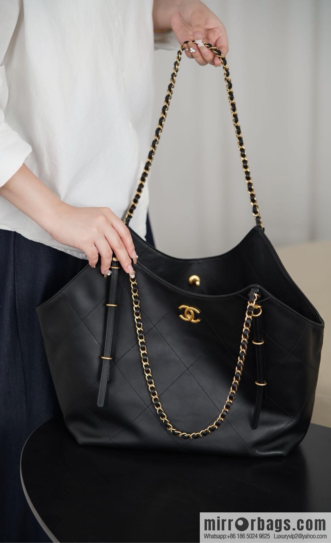 𝐂𝐇𝐀𝐍𝐄𝐋 𝟐𝟓𝐒 𝐆𝐃 same 𝐌𝐀𝐗𝐈 𝐓𝐨𝐭𝐞 black gold 🖤 large AS5466 B20565 94305