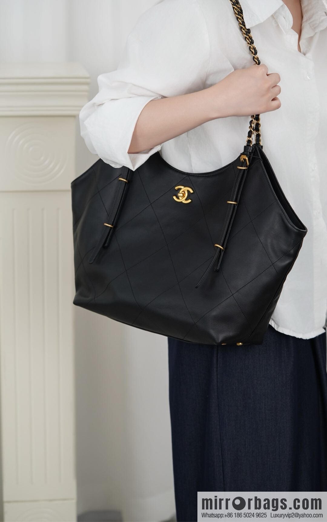 𝐂𝐇𝐀𝐍𝐄𝐋 𝟐𝟓𝐒 𝐆𝐃 same 𝐌𝐀𝐗𝐈 𝐓𝐨𝐭𝐞 black gold 🖤 large AS5466 B20565 94305