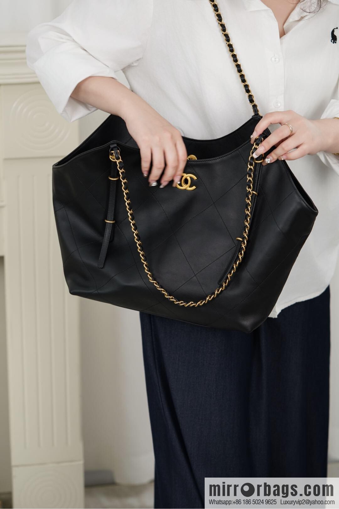 𝐂𝐇𝐀𝐍𝐄𝐋 𝟐𝟓𝐒 𝐆𝐃 same 𝐌𝐀𝐗𝐈 𝐓𝐨𝐭𝐞 black gold 🖤 large AS5466 B20565 94305