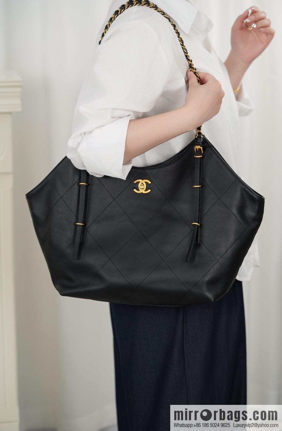 𝐂𝐇𝐀𝐍𝐄𝐋 𝟐𝟓𝐒 𝐆𝐃 same 𝐌𝐀𝐗𝐈 𝐓𝐨𝐭𝐞 black gold 🖤 large AS5466 B20565 94305