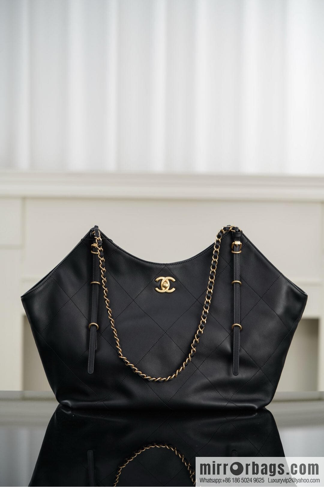 𝐂𝐇𝐀𝐍𝐄𝐋 𝟐𝟓𝐒 𝐆𝐃 same 𝐌𝐀𝐗𝐈 𝐓𝐨𝐭𝐞 black gold 🖤 large AS5466 B20565 94305
