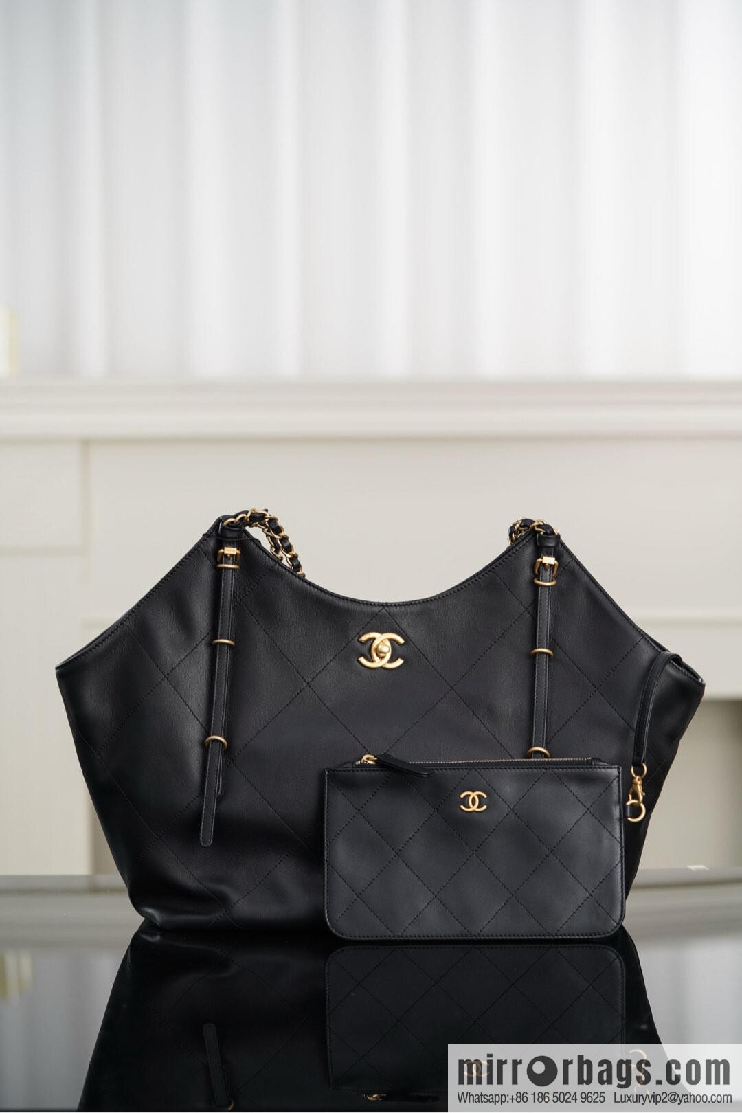 𝐂𝐇𝐀𝐍𝐄𝐋 𝟐𝟓𝐒 𝐆𝐃 same 𝐌𝐀𝐗𝐈 𝐓𝐨𝐭𝐞 black gold 🖤 large AS5466 B20565 94305