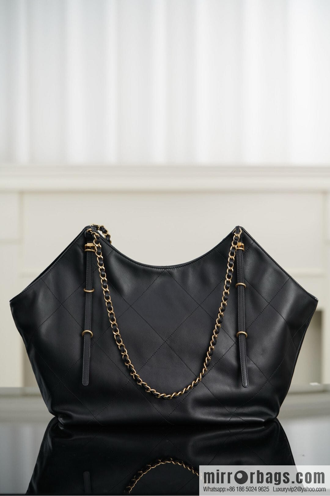 𝐂𝐇𝐀𝐍𝐄𝐋 𝟐𝟓𝐒 𝐆𝐃 same 𝐌𝐀𝐗𝐈 𝐓𝐨𝐭𝐞 black gold 🖤 large AS5466 B20565 94305