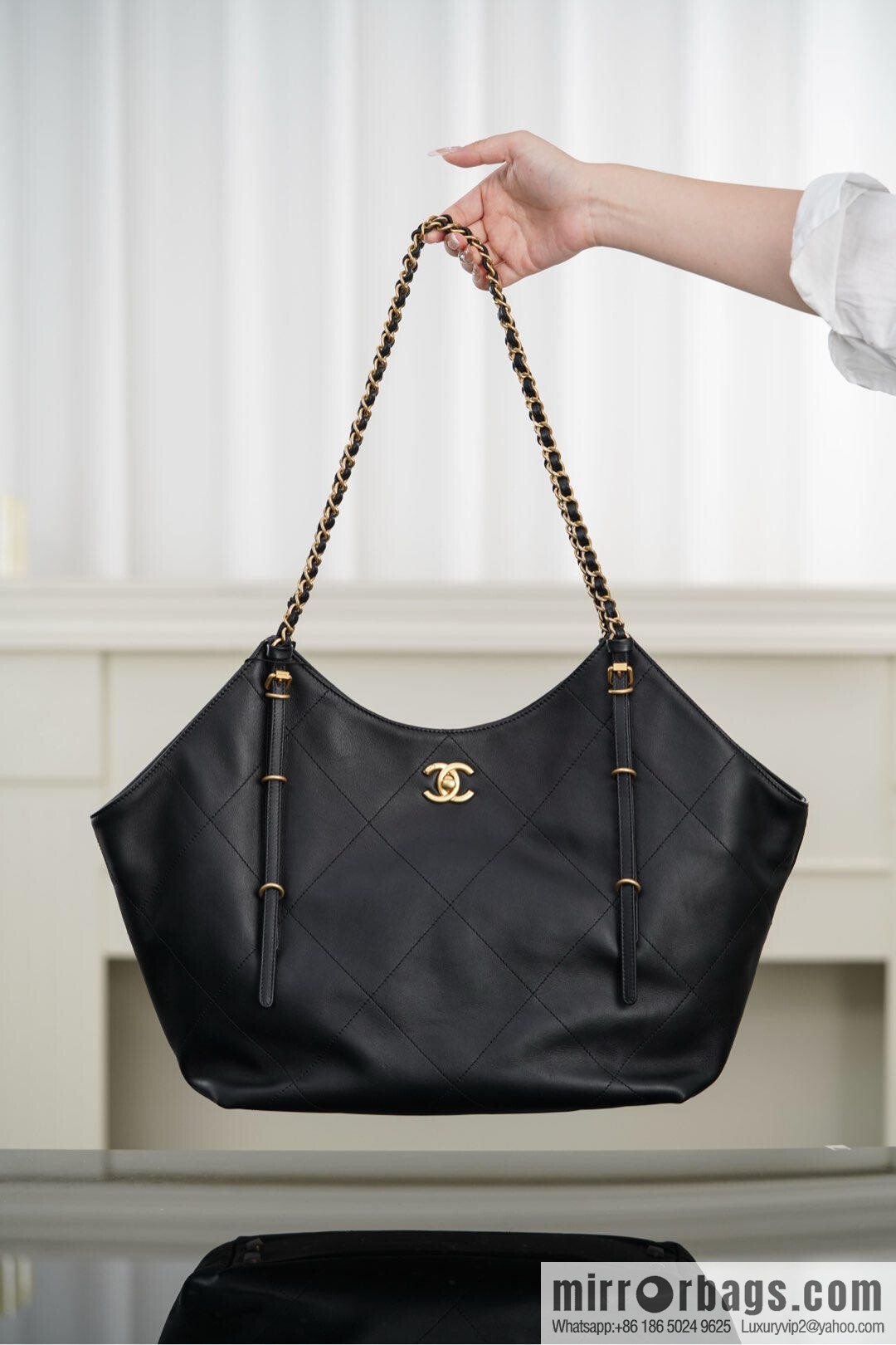 𝐂𝐇𝐀𝐍𝐄𝐋 𝟐𝟓𝐒 𝐆𝐃 same 𝐌𝐀𝐗𝐈 𝐓𝐨𝐭𝐞 black gold 🖤 large AS5466 B20565 94305