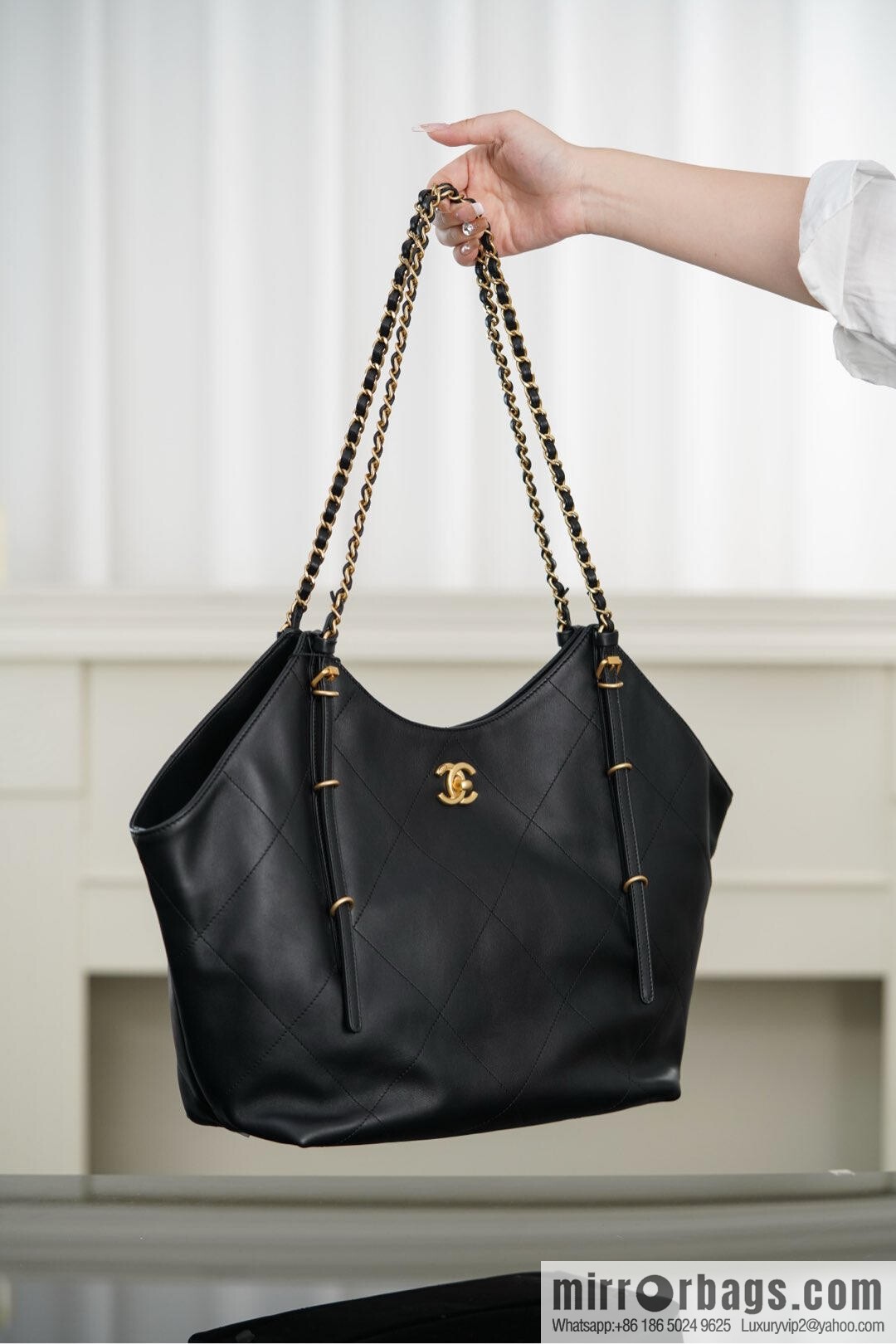 𝐂𝐇𝐀𝐍𝐄𝐋 𝟐𝟓𝐒 𝐆𝐃 same 𝐌𝐀𝐗𝐈 𝐓𝐨𝐭𝐞 black gold 🖤 large AS5466 B20565 94305