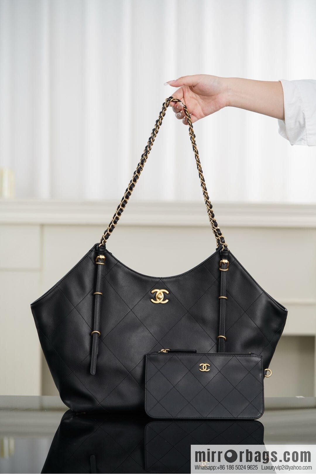 𝐂𝐇𝐀𝐍𝐄𝐋 𝟐𝟓𝐒 𝐆𝐃 same 𝐌𝐀𝐗𝐈 𝐓𝐨𝐭𝐞 black gold 🖤 large AS5466 B20565 94305