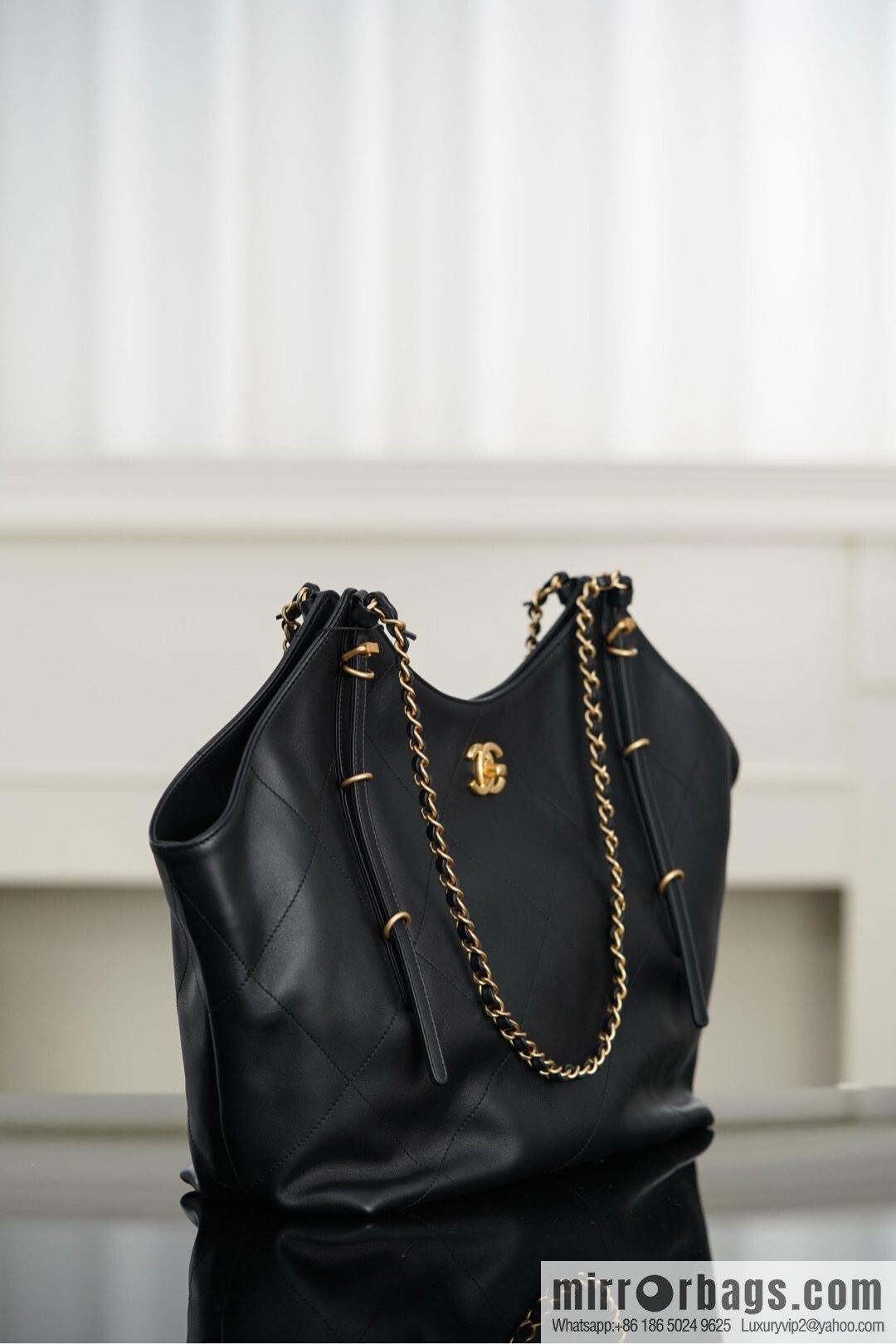 𝐂𝐇𝐀𝐍𝐄𝐋 𝟐𝟓𝐒 𝐆𝐃 same 𝐌𝐀𝐗𝐈 𝐓𝐨𝐭𝐞 black gold 🖤 large AS5466 B20565 94305