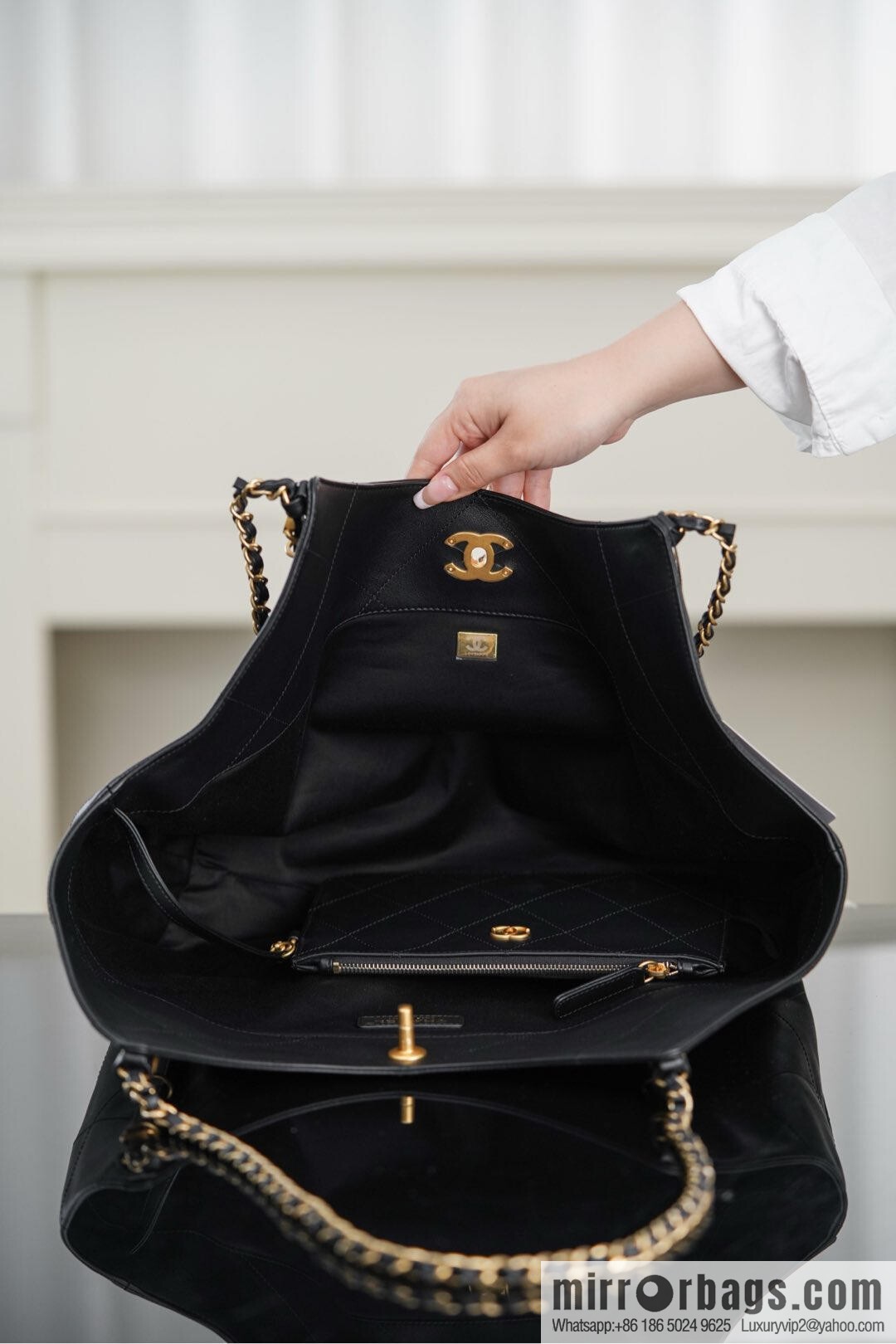 𝐂𝐇𝐀𝐍𝐄𝐋 𝟐𝟓𝐒 𝐆𝐃 same 𝐌𝐀𝐗𝐈 𝐓𝐨𝐭𝐞 black gold 🖤 large AS5466 B20565 94305
