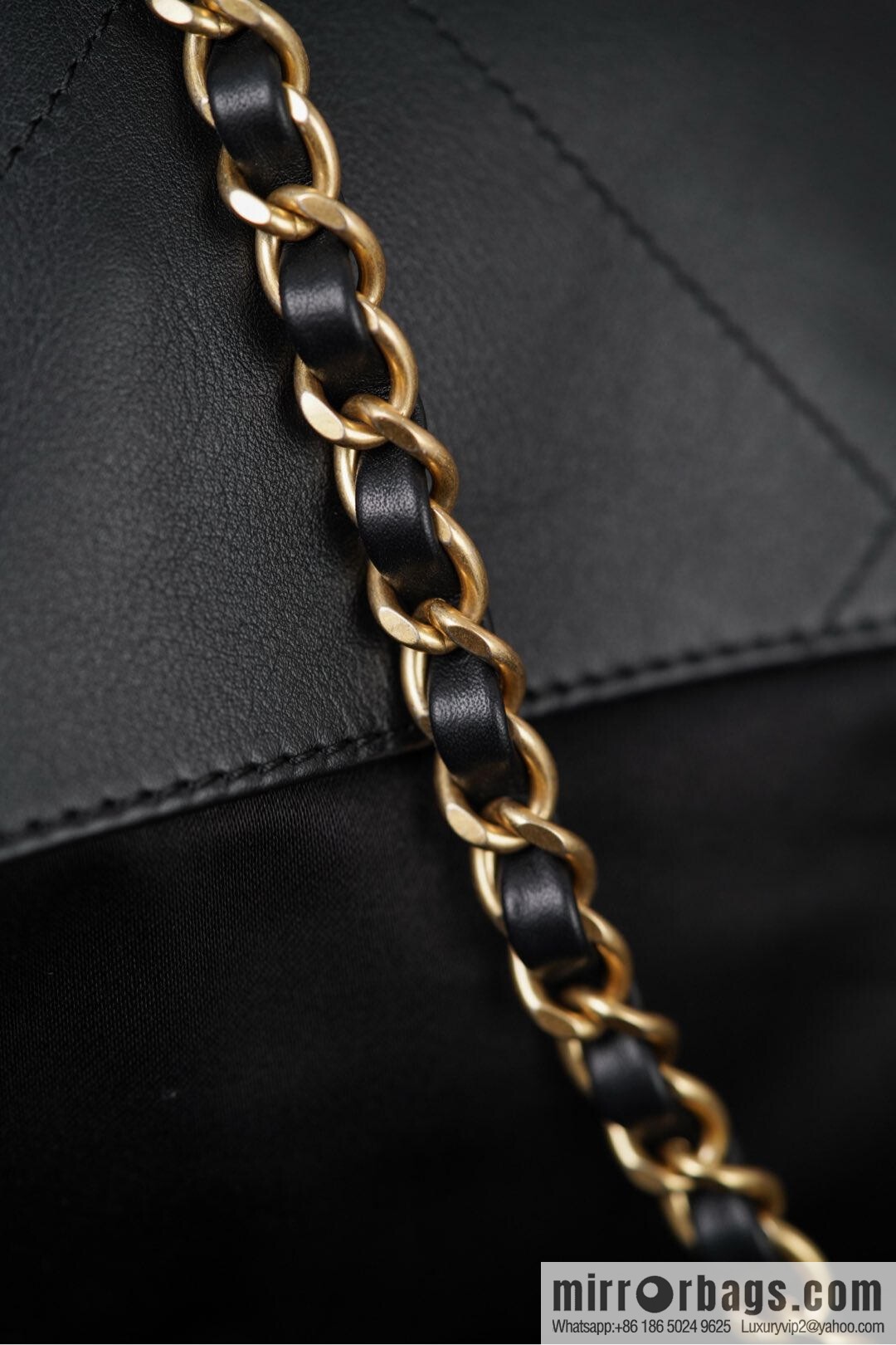 𝐂𝐇𝐀𝐍𝐄𝐋 𝟐𝟓𝐒 𝐆𝐃 same 𝐌𝐀𝐗𝐈 𝐓𝐨𝐭𝐞 black gold 🖤 large AS5466 B20565 94305