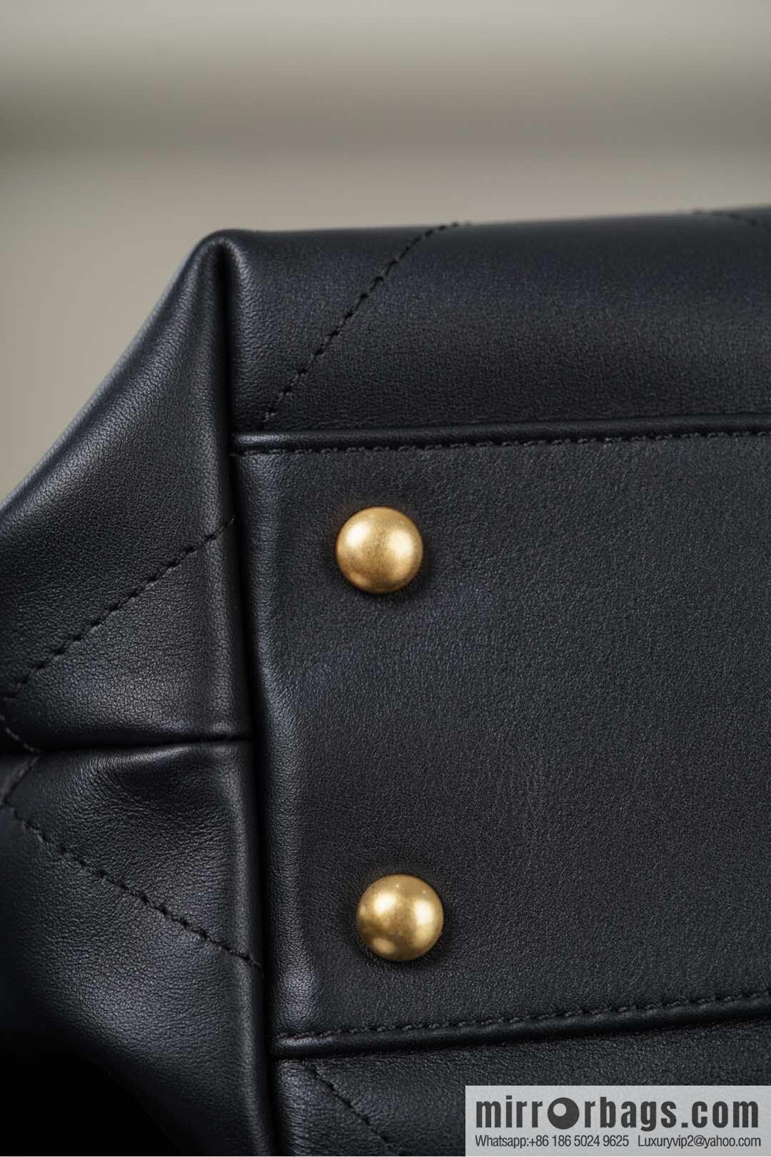 𝐂𝐇𝐀𝐍𝐄𝐋 𝟐𝟓𝐒 𝐆𝐃 same 𝐌𝐀𝐗𝐈 𝐓𝐨𝐭𝐞 black gold 🖤 large AS5466 B20565 94305