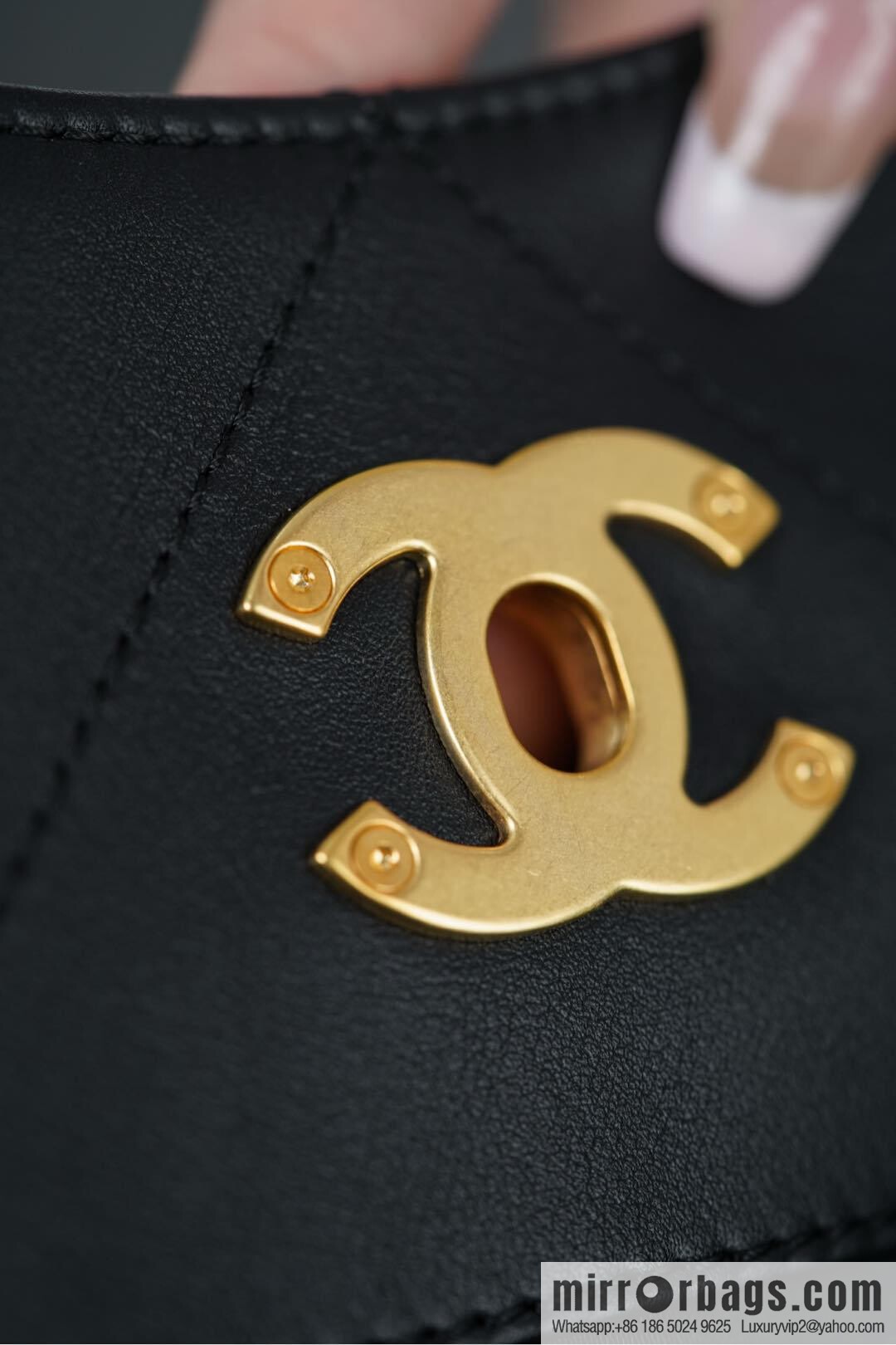 𝐂𝐇𝐀𝐍𝐄𝐋 𝟐𝟓𝐒 𝐆𝐃 same 𝐌𝐀𝐗𝐈 𝐓𝐨𝐭𝐞 black gold 🖤 large AS5466 B20565 94305