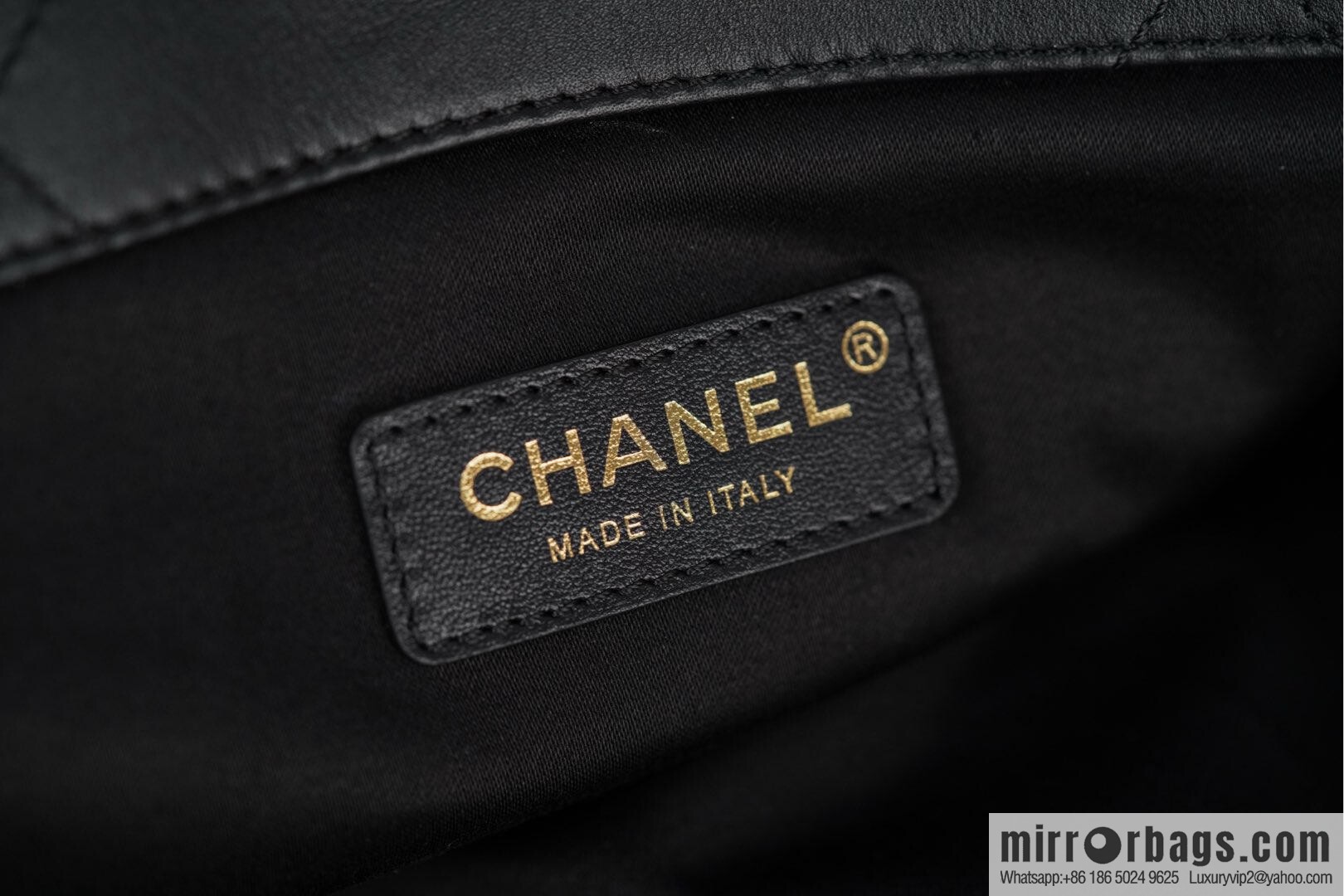𝐂𝐇𝐀𝐍𝐄𝐋 𝟐𝟓𝐒 𝐆𝐃 same 𝐌𝐀𝐗𝐈 𝐓𝐨𝐭𝐞 black gold 🖤 large AS5466 B20565 94305
