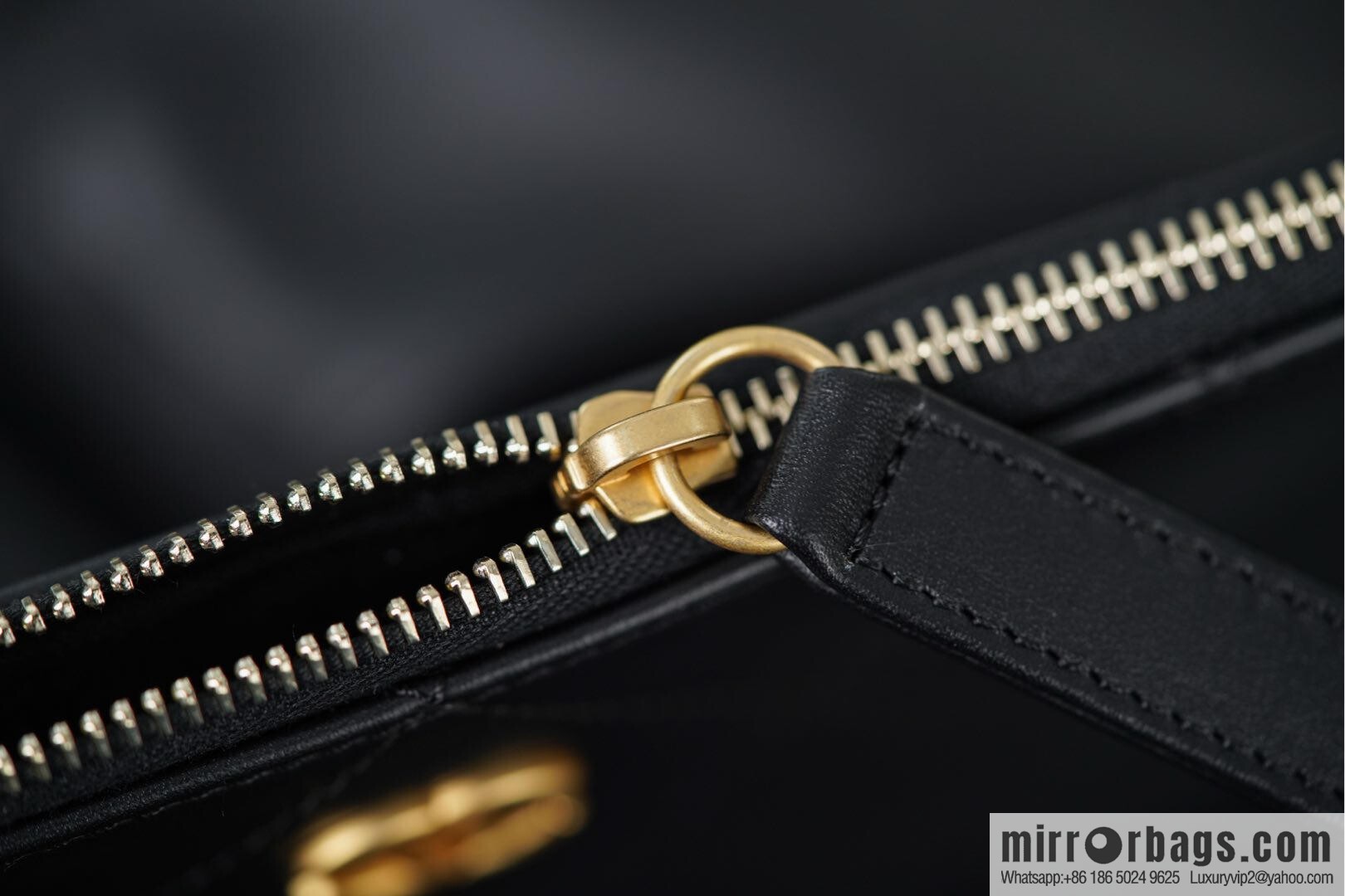 𝐂𝐇𝐀𝐍𝐄𝐋 𝟐𝟓𝐒 𝐆𝐃 same 𝐌𝐀𝐗𝐈 𝐓𝐨𝐭𝐞 black gold 🖤 large AS5466 B20565 94305