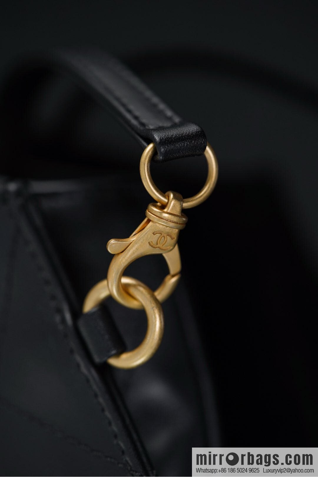 𝐂𝐇𝐀𝐍𝐄𝐋 𝟐𝟓𝐒 𝐆𝐃 same 𝐌𝐀𝐗𝐈 𝐓𝐨𝐭𝐞 black gold 🖤 large AS5466 B20565 94305