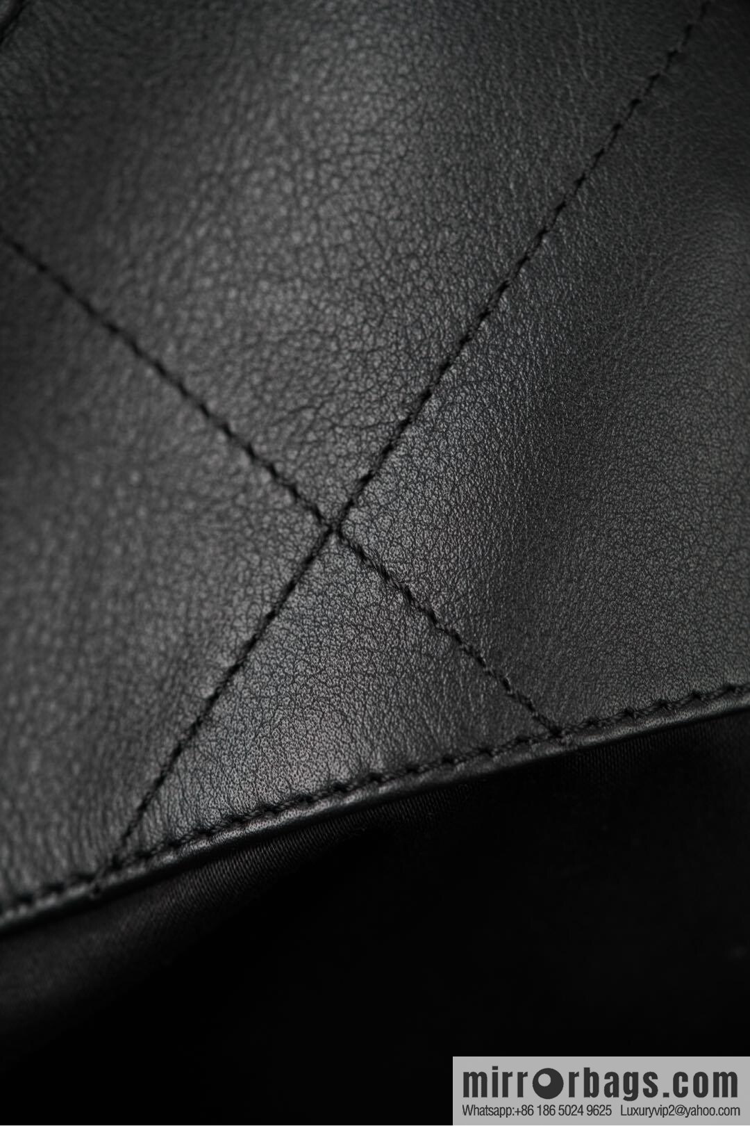 𝐂𝐇𝐀𝐍𝐄𝐋 𝟐𝟓𝐒 𝐆𝐃 same 𝐌𝐀𝐗𝐈 𝐓𝐨𝐭𝐞 black gold 🖤 large AS5466 B20565 94305