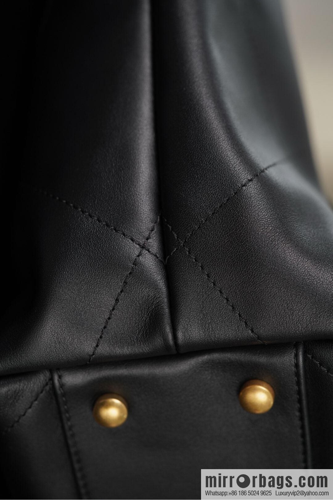 𝐂𝐇𝐀𝐍𝐄𝐋 𝟐𝟓𝐒 𝐆𝐃 same 𝐌𝐀𝐗𝐈 𝐓𝐨𝐭𝐞 black gold 🖤 large AS5466 B20565 94305