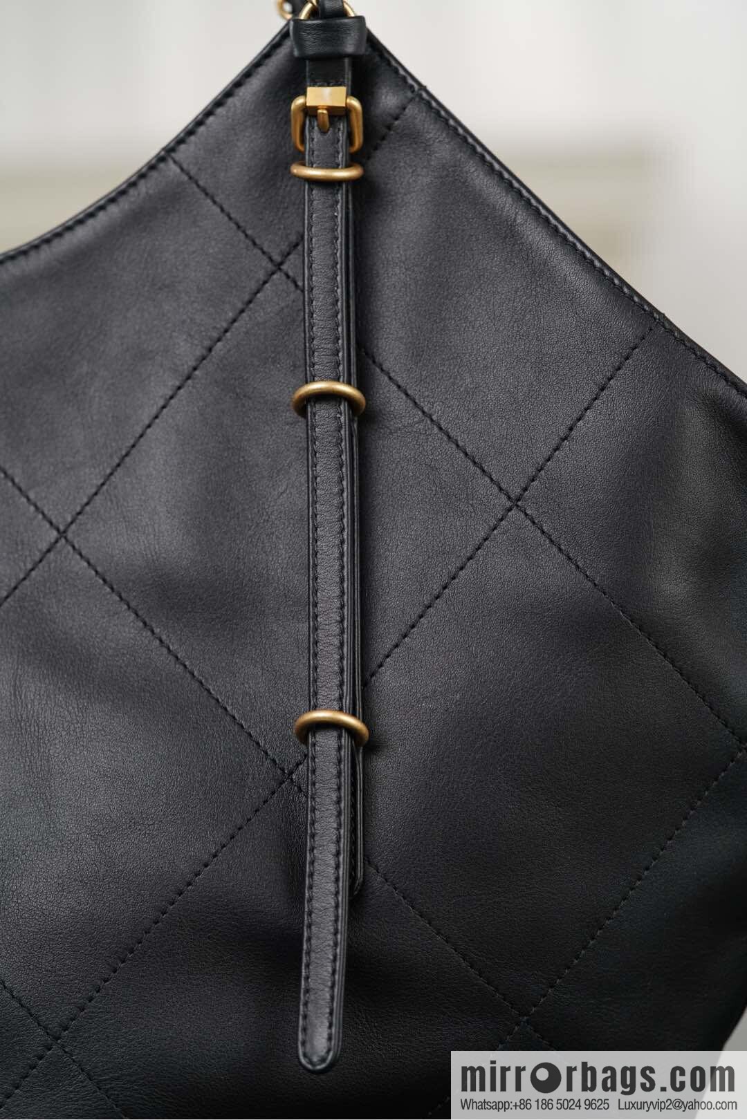 𝐂𝐇𝐀𝐍𝐄𝐋 𝟐𝟓𝐒 𝐆𝐃 same 𝐌𝐀𝐗𝐈 𝐓𝐨𝐭𝐞 black gold 🖤 large AS5466 B20565 94305