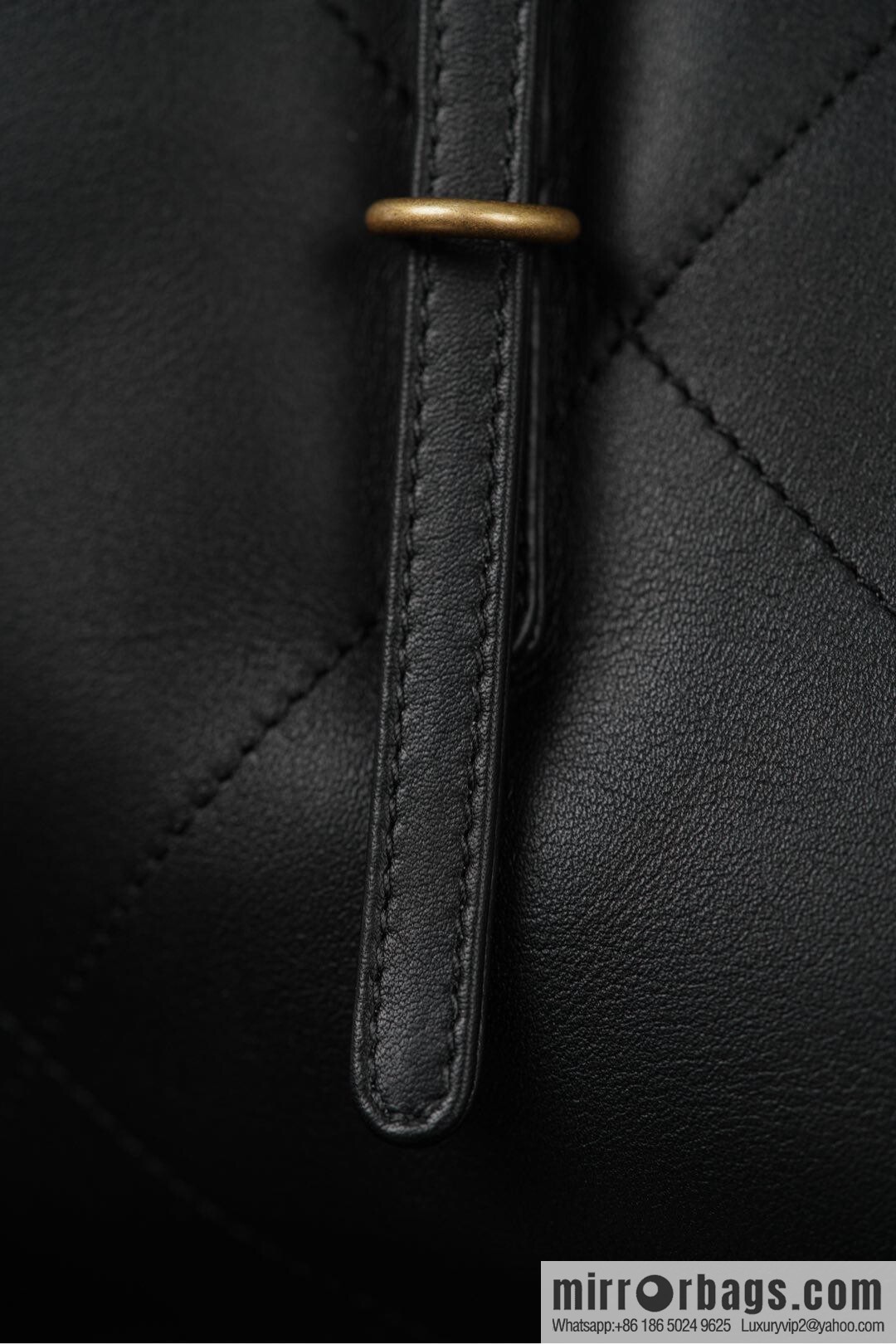 𝐂𝐇𝐀𝐍𝐄𝐋 𝟐𝟓𝐒 𝐆𝐃 same 𝐌𝐀𝐗𝐈 𝐓𝐨𝐭𝐞 black gold 🖤 large AS5466 B20565 94305