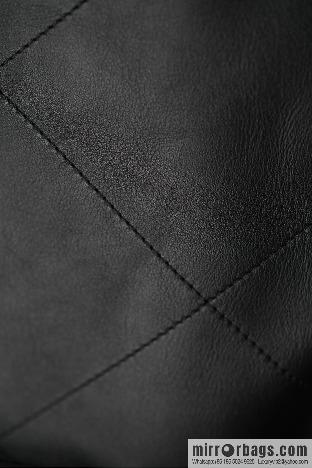 𝐂𝐇𝐀𝐍𝐄𝐋 𝟐𝟓𝐒 𝐆𝐃 same 𝐌𝐀𝐗𝐈 𝐓𝐨𝐭𝐞 black gold 🖤 large AS5466 B20565 94305