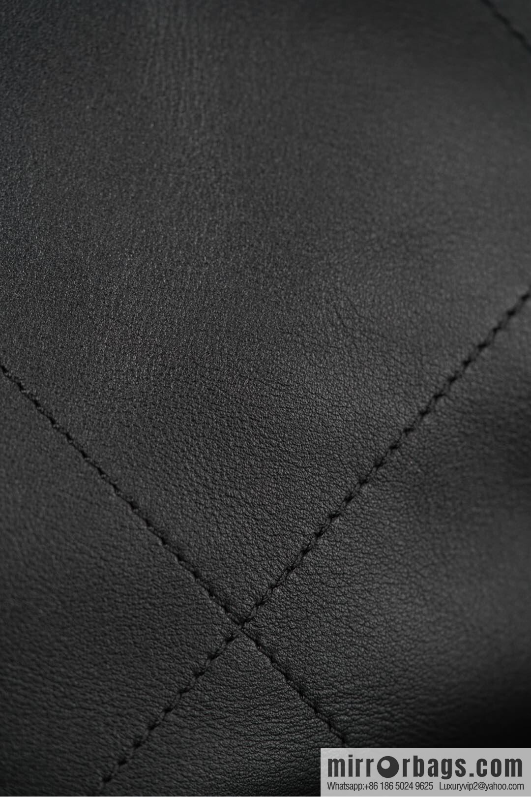 𝐂𝐇𝐀𝐍𝐄𝐋 𝟐𝟓𝐒 𝐆𝐃 same 𝐌𝐀𝐗𝐈 𝐓𝐨𝐭𝐞 black gold 🖤 large AS5466 B20565 94305